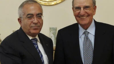 Nahost-Konflikt: USA als Vermittler: Palästinenserpräsident Mahmud Abbas (links) beim Treffen mit George Mitchell: Der US-Nahost-Beauftragte verspricht den Palästinensern einen eigenen Staat.