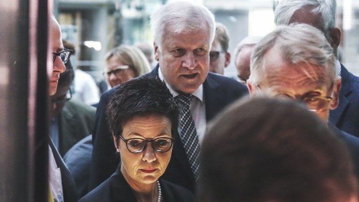 Bamf-Skandal: Bundesinnenminister Horst Seehofer (CSU) und Bamf-Chefin Jutta Cordt kommen zur Sondersitzung des Bundestags-Innenausschusses zur Bamf-Affäre.