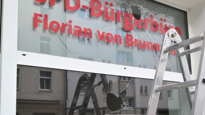 Angriff auf SPD: Zufall? Kurz nach dem Angriff auf einen Juso-Bus wird Ende Mai auch ein Bürgerbüro der SPD attackiert.