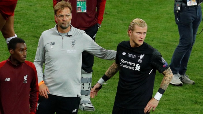 Jürgen Klopp und Torwart Loris Karius vom FC Liverpool nach dem verlorenen Champions-League-Finale 2018 gegen Real Madrid.