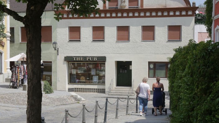 Es geht weiter: Die Kultkneipe "The Pub" in Moosburg soll wieder geöffnet werden. Der Bauausschuss hat den künftigen Betreibern dafür sieben Tische im Freien genehmigt.