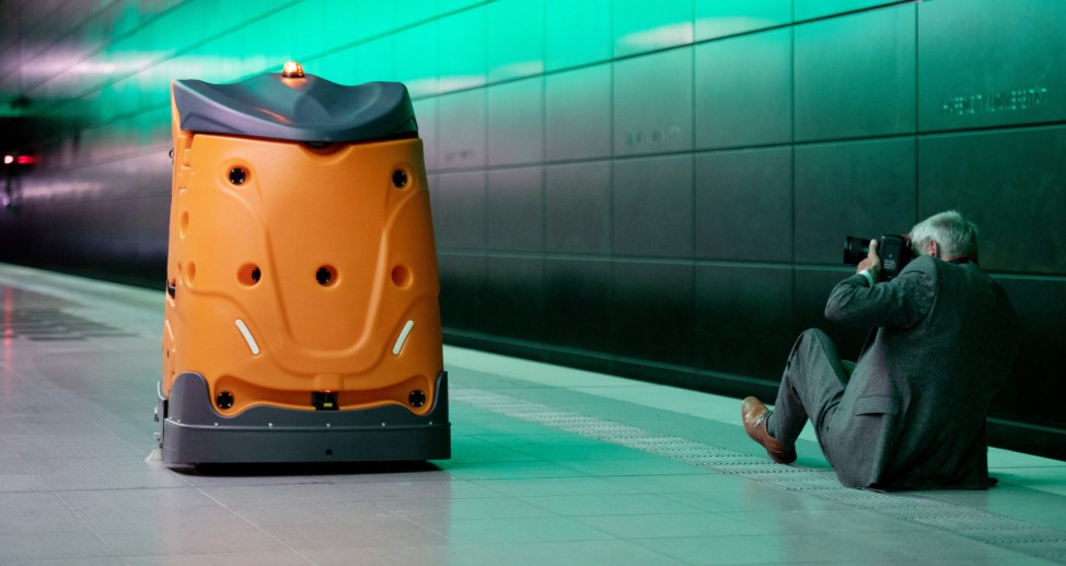 Autonomer Reinigungsroboter der Hochbahn