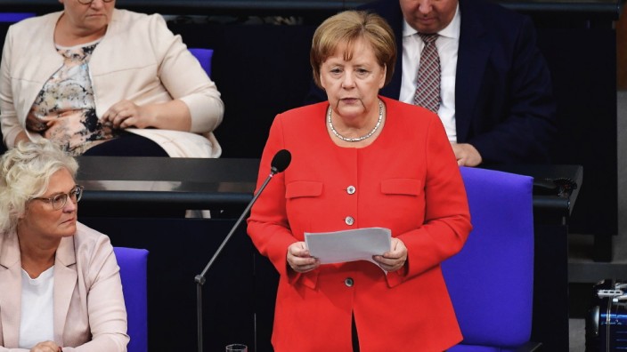 Regierungsbefragung: Angela Merkel stellt sich den Fragen von Abgeordneten aller Bundestagsfraktionen.
