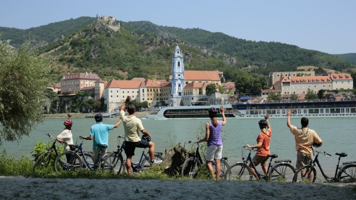 Flusskreuzfahrten: Mit Radausflügen – wie hier an der Donau – und anderen Aktivprogrammen wollen Anbieter von Flusskreuzfahrten jüngere Passagiere und Familien ansprechen.