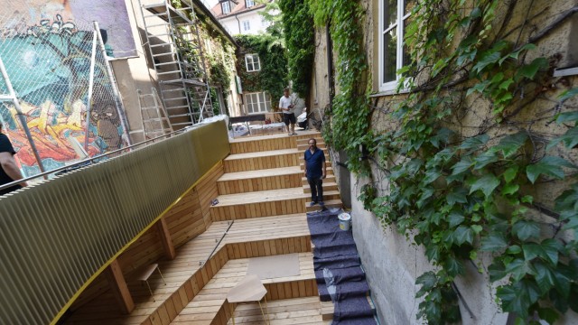 Abschluss: Im Innenhof haben die Architekten ein aus Lärchenholz bestehendes Amphitheater gebaut.