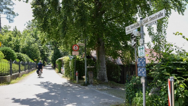 Verkehrsüberwachung: Nicht überall an der Seestraße, wie hier zwischen Ammerland und Ambach, dürfen Autofahrer ohne Berechtigungsausweis fahren oder parken.