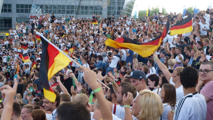 Public Viewing: Während der WM in Brasilien im Sommer 2014 war die Stimmung beim Public Viewing am Flughafen ausgezeichnet; nicht nur, weil Deutschland ein tolles Turnier lieferte und mit dem ersten Sieg einer europäischen Mannschaft bei einer WM in Südamerika Fußballgeschichte schrieb.