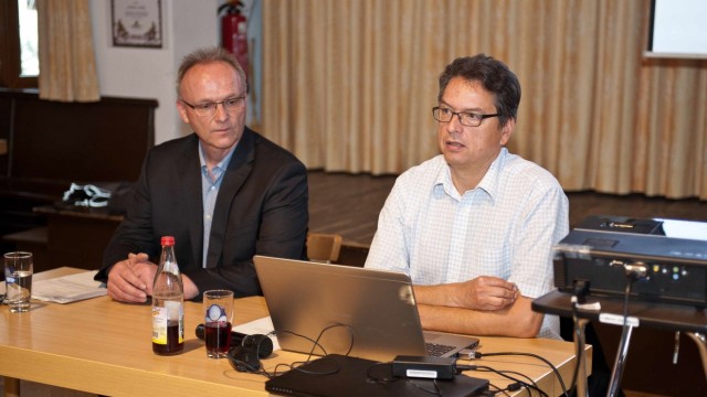 Informationsveranstaltung: Bürgermeister Hans Fent (links) und Mobilfunkexperte Hans Ulrich informieren über die Pläne der Telekom und die Einflussmöglichkeiten der Gemeinde.