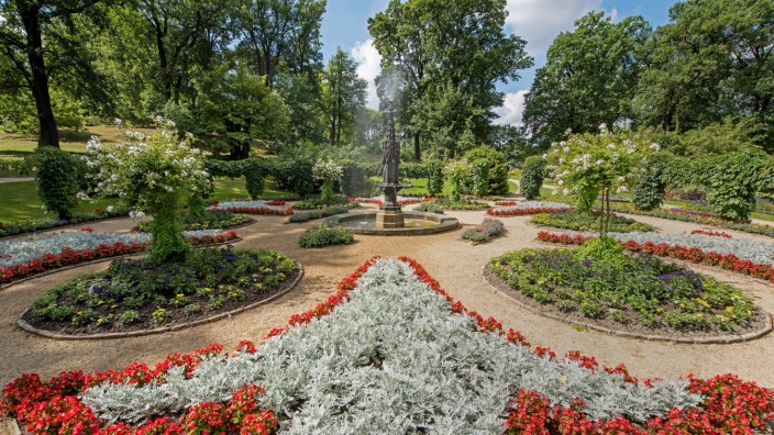 Nach fast hundertjaehriger Pause sprudeln im Potsdamer Schlosspark Babelsberg wieder die Wasserspiel