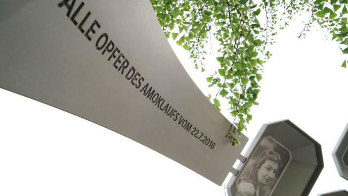 OEZ in München: Muss die Inschrift am Mahnmal geändert werden? Sie erinnert an die Opfer des "Amoklaufs" am Olympia-Einkaufszentrum.
