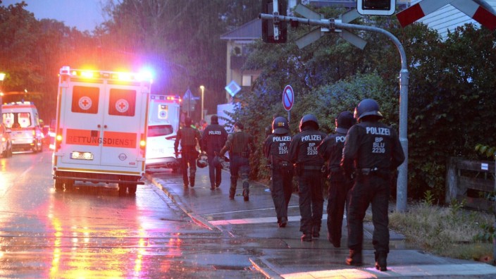 Waldkraiburg: Polizei und Rettungskräfte auf dem Weg zur Unterkunft in Waldkraiburg.