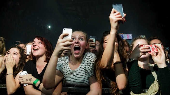 Smartphones auf Konzerten: Keiner hört oder sieht mehr zu, weil alle mit der Filmerei beschäftigt sind.