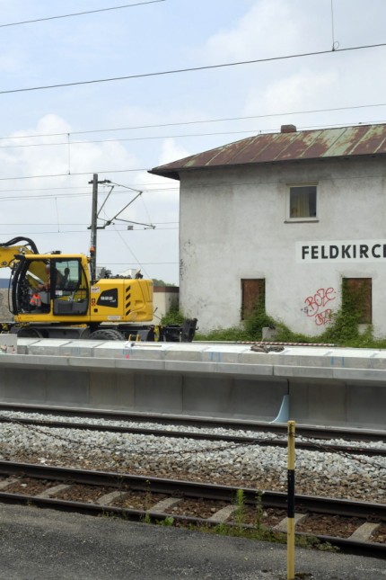 S-Bahn: Statt Zügen sind am Bahnhof Feldkirchen die Bagger unterwegs, und die Busse kommen auch nicht.