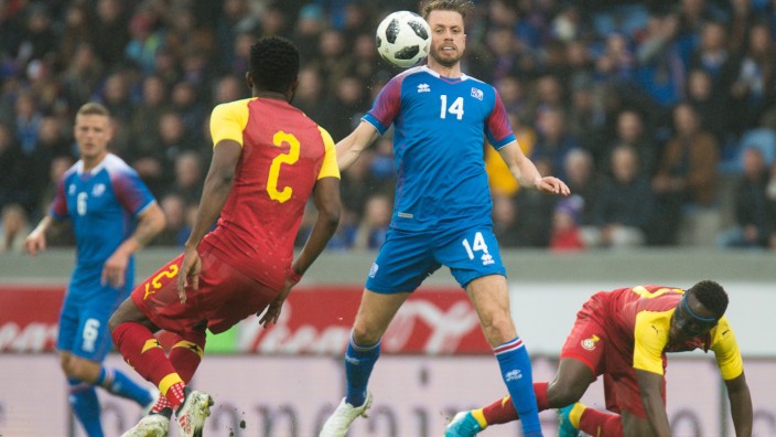 WM-Testspiele: Islands Kari Arnason (rechts) gegen Ghanas Joseph Attamah.