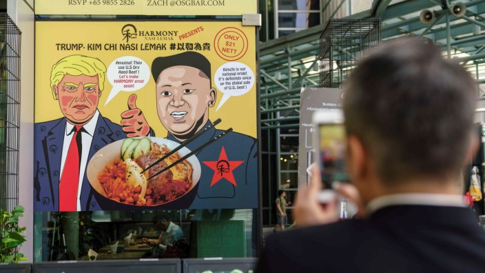 Gipfel in Singapur: Heiße Sache: Das Treffen von Trump und Kim elektrisiert die politische Welt - und in Singapur sogar die Werbeabteilung eines Suppenherstellers.