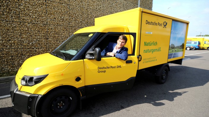 Achim Kampker, Geschäftsführer der Streetscooter GmbH, posiert in einem Elektrofahrzeug der Deutschen-Post-Tochter DHL.