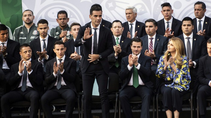 Mexikos Rafael Márquez: Nah am Staatspräsidenten: Rafael Márquez (stehend) bei der Verabschiedung der WM-Auswahl.
