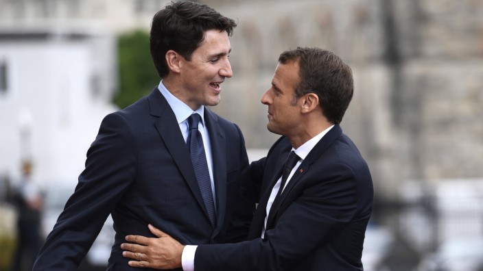 G-7-Gipfel in Kanada: Politische Männerliebe: Justin Trudeau (links) begrüßt Emmanuel Macron in Ottawa.