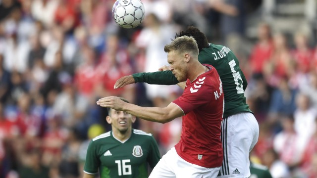 Dänemark: Dänemarks Nicolai Jorgensen (m.) und Mexikos Jonathan Dos Santos (r.) kämpfen um den Ball.