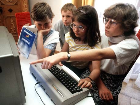 Kinder spielen mit dem Commodore 64, Foto: dpa