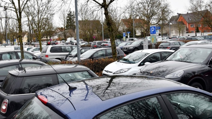 Neue Vorschriften für Bauherren: Wie auf diesem Parkplatz in Erding geht es in Hohenlinden zum Glück noch nicht zu. Aber es wird enger, deshalb sollen mehr Stellplätze her.