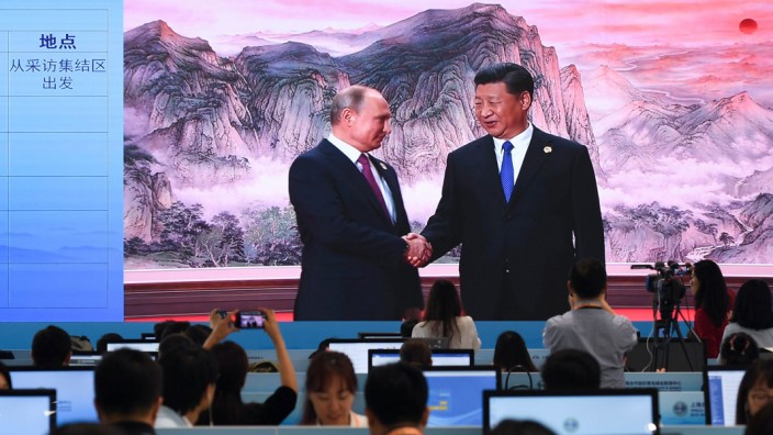 China: Sie bestimmen die Agenda beim Gipfeltreffen der "Shanghai-Gruppe": Xi Jinping und Wladimir Putin (von rechts) auf einem Bildschirm vor Journalisten.
