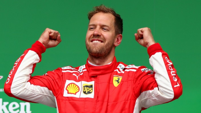 Formel 1: Ferrari-Pilot Sebastian Vettel auf dem Siegerpodest nach dem Großen Preis von Kanada 2018.