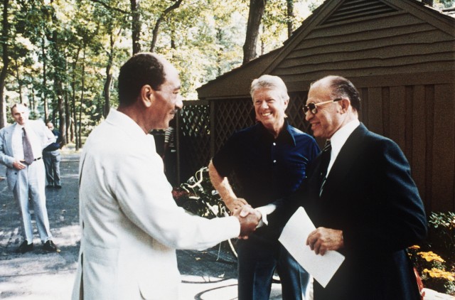 Ägyptens Präsident Anwar as-Sadat, US-Präsident Jimmy Carter und Israels Premier Menachem Begin in Camp David