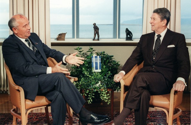 Sowjetführer Michail Gorbatschow und US-Präsident Ronald Reagan