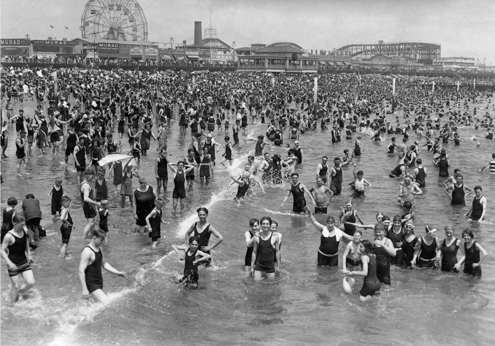 New Yorker erholen sich am Strand von Coney Island, 1928