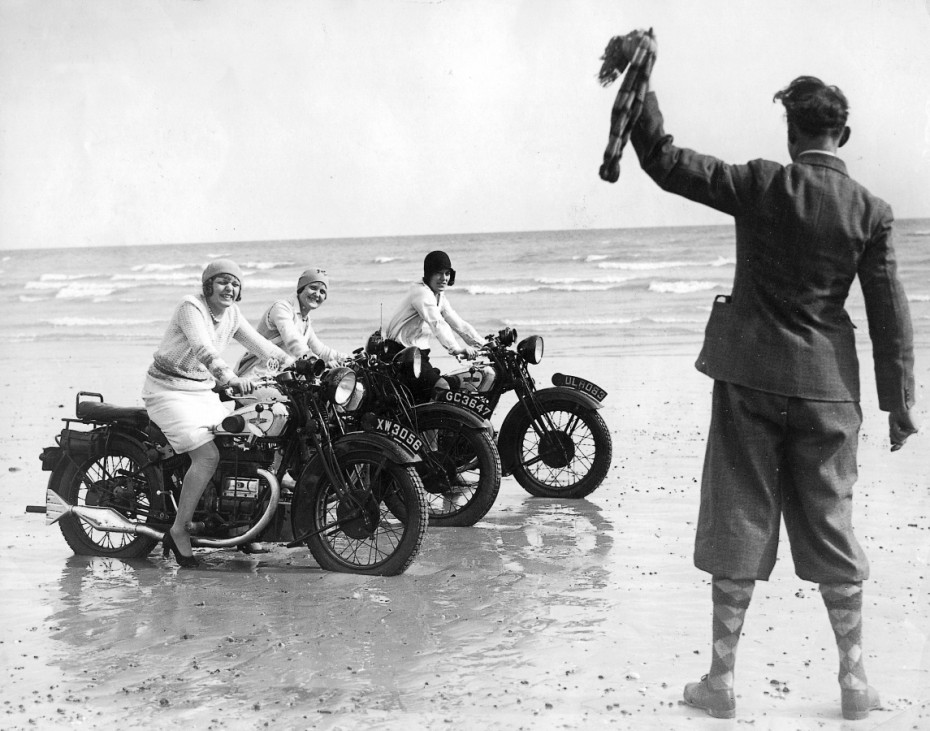 Frauen beim Motorrad-Rennen, 1930