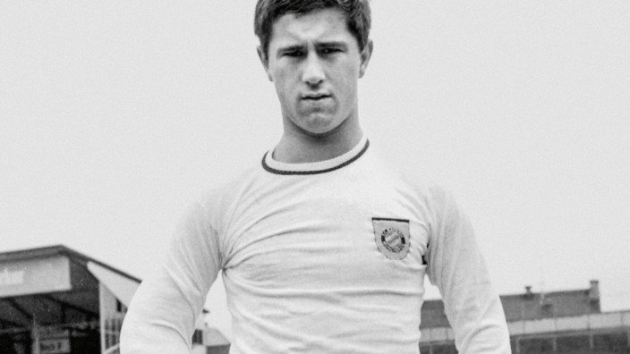 Fußballer Gerd Müller: 1967 hatte Müller einen guten Stand beim FC Bayern - obwohl ihn der Trainer Cik Cajkovski anfangs verspottete als "kleines dickes Müller, das nicht sehen kann Ball, wenn liegt unter Bauch".