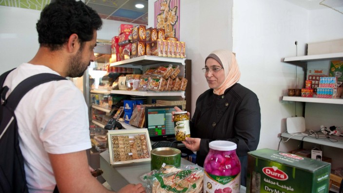"Damas Theke": Die Syrerin Roaa Alschaar hat mit ihrem Mann Ziad Aljadli in Kirchseeon das erste arabische Lebensmittelgeschäft im Landkreis Ebersberg eröffnet.