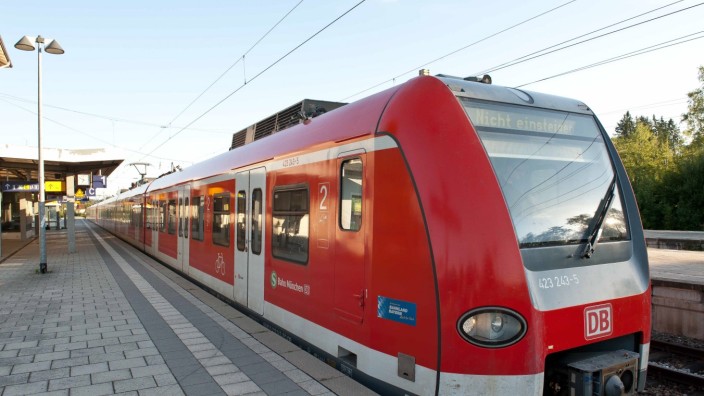 Neuer Takt: Von 2026 an sollen die S-Bahnen zwischen Ebersberg und München insgesamt öfter fahren - im Berufsverkehr kommen sie dagegen seltener.