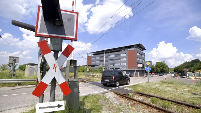 S 7 bei Aying: Der Bahnübergang in Großhelfendorf ist nur einer von mehreren in der Gemeinde Aying, die in den nächsten Jahren umgestaltet werden müssen.