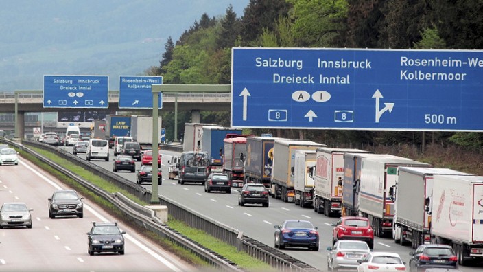 Stau wegen Blockabfertigung - Brenner-Gipfel berät in Bozen