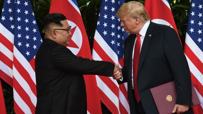 Leserdiskussion: Ein historischer Handschlag: Donald Trump und Kim Jong-un im Blitzlichtgewitter beim Treffen in Singapur.