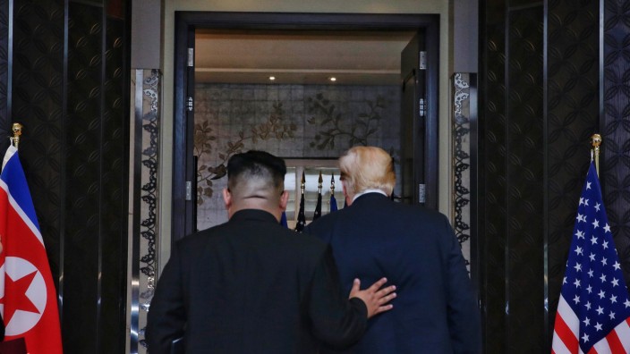 Presseschau zum Singapur-Gipfel: Harmonisch nach außen, insgeheim aber heikel: So bewerten internationale Medien das Treffen von Kim und Trump.