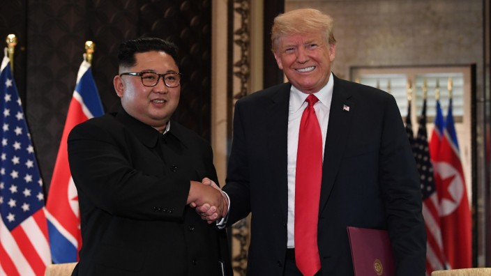 SZ Espresso: Kim Jong-un und Donald Trump reichen sich in Singapur die Hand.
