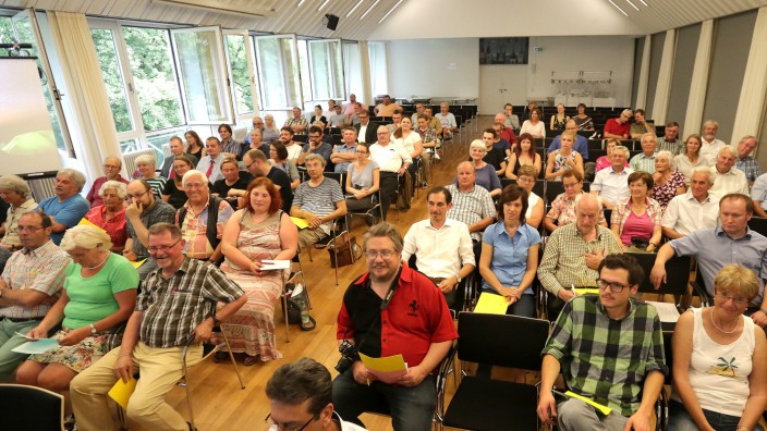 Landtagswahl: Trotz der Sommerhitze hat viele Zuschauer die erste Podiumsdiskussion der Landtags-Direktkandidaten interessiert.
