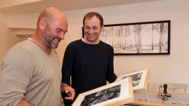 Ausstellung: Wirt Bernhard Hinterholzer (rechts) freut sich über die Bilder, die sein Lokal in Hohenthann nun schmücken.