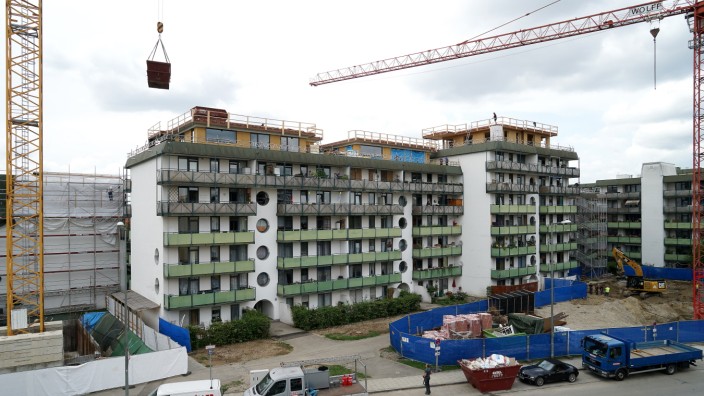 Hadern: Leben mit der Nachverdichtung: Am Stiftsbogen in Hadern entstehen 32 neue Wohnungen auf dem Dach und in einem Hochhaus (links).