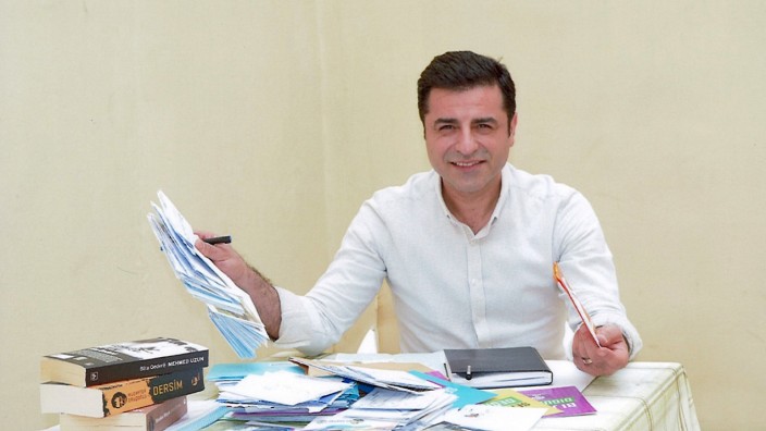 Präsidentschaftswahl in der Türkei: Selahattin Demirtaş im Gefängnis: Er fordert als Spitzenkandidat der pro-kurdischen HDP bei der Wahl am 24. Juni Präsident Erdoğan heraus.