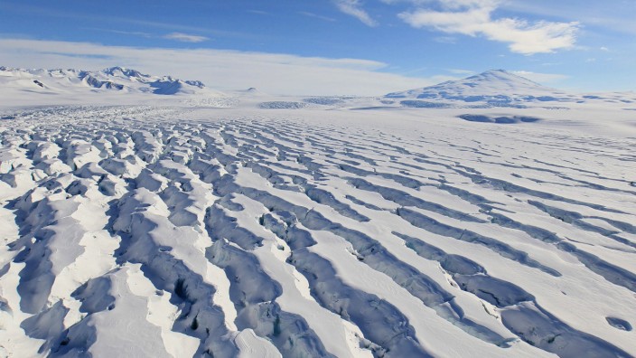 Germering: Blauer Himmel, schneeweiße Landschaft: Blick auf die Terra Nova Bay in der Antarktis.