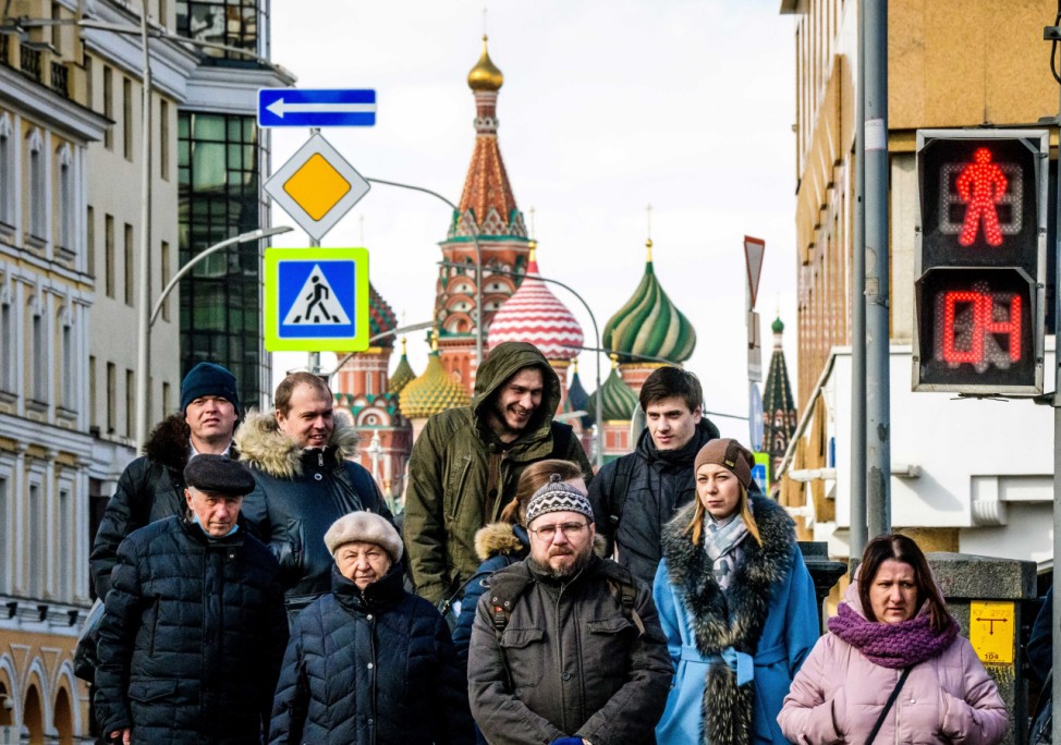 Fußgänger vor der Basilius-Kathedrale in Moskau