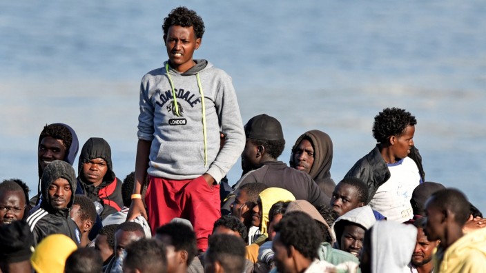 Asylstreit: Viele wollen weiter in andere EU-Länder, auch wenn die Regeln anderes verlangen: Bootsflüchtlinge bei der Ankunft in Sizilien.