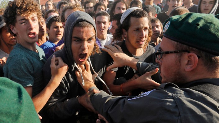 Israel: Bewohner der Siedlung Netiv Haavot im Handgemenge mit der Polizei.