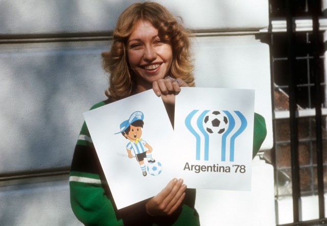 WM 1978 in Argentinien junge Frau mit Bildern von WM Maskottchen Gauchito und dem WM Logo