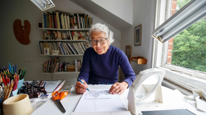 Judith Kerr im Interview: "Wenn ich nicht weggegangen wäre, wäre ich tot." Judith Kerr am Schreibtisch in ihrem Haus in London. Hier schreibt und zeichnet sie.