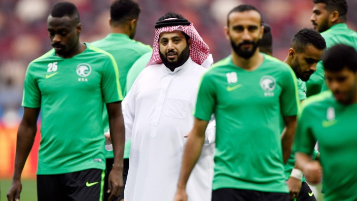 Saudi-Arabien bei der WM: Turki Al-Sheikh, der Präsident der General Sports Authority von Saudi-Arabien, inmitten der Spieler.